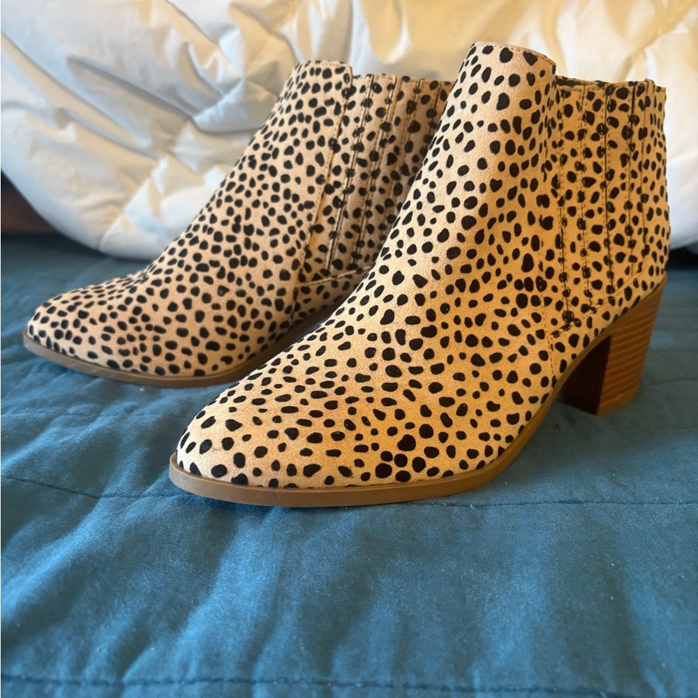 EUC Cheetah boots (sz 9)